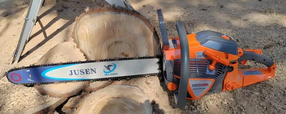  65cc gas-powered chainsaw