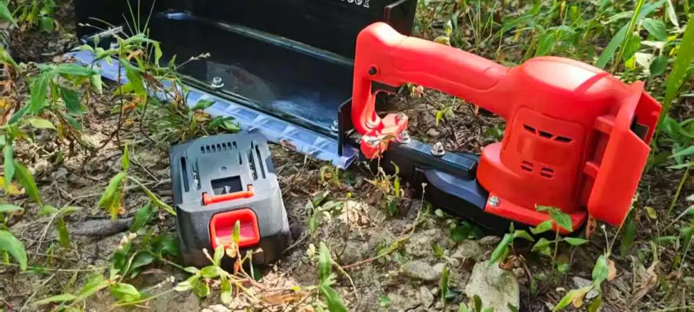 21v Lithium-Ion Brushless Hedge Trimmer 21v Lithium-Ion Brushless Hedge Trimmer